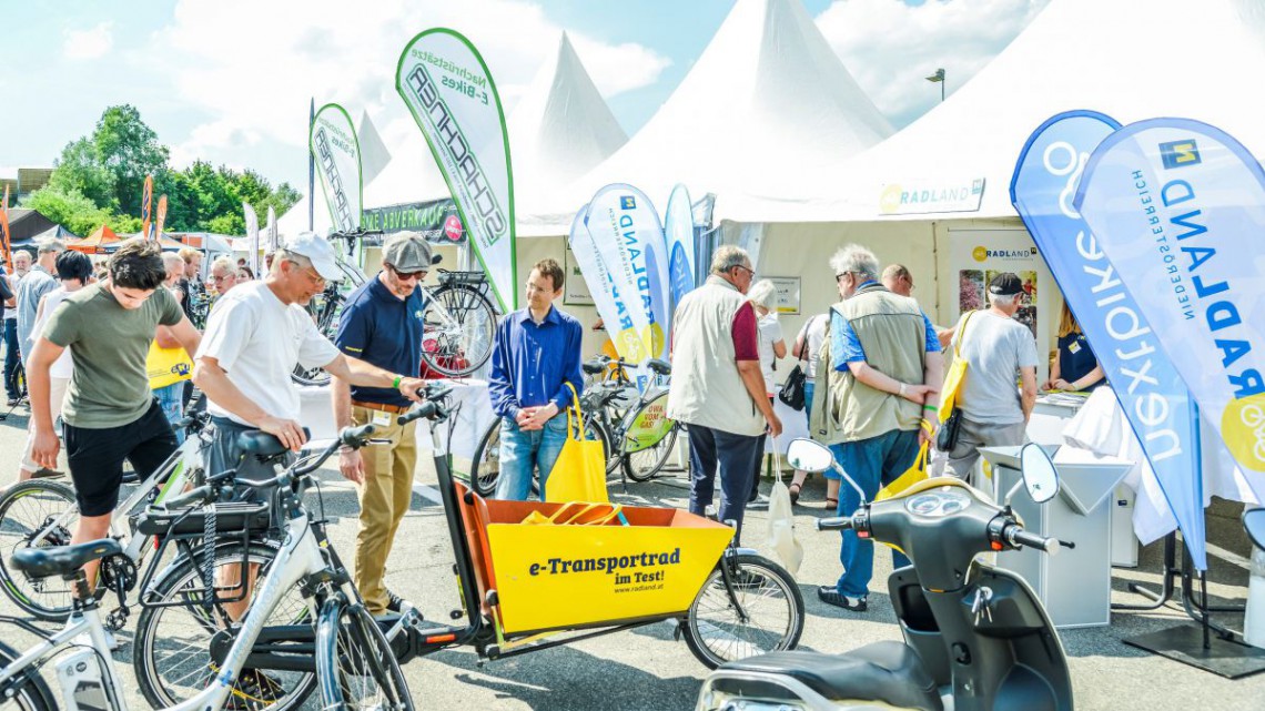 Infostand mit e-Bikes und Lastenrädern