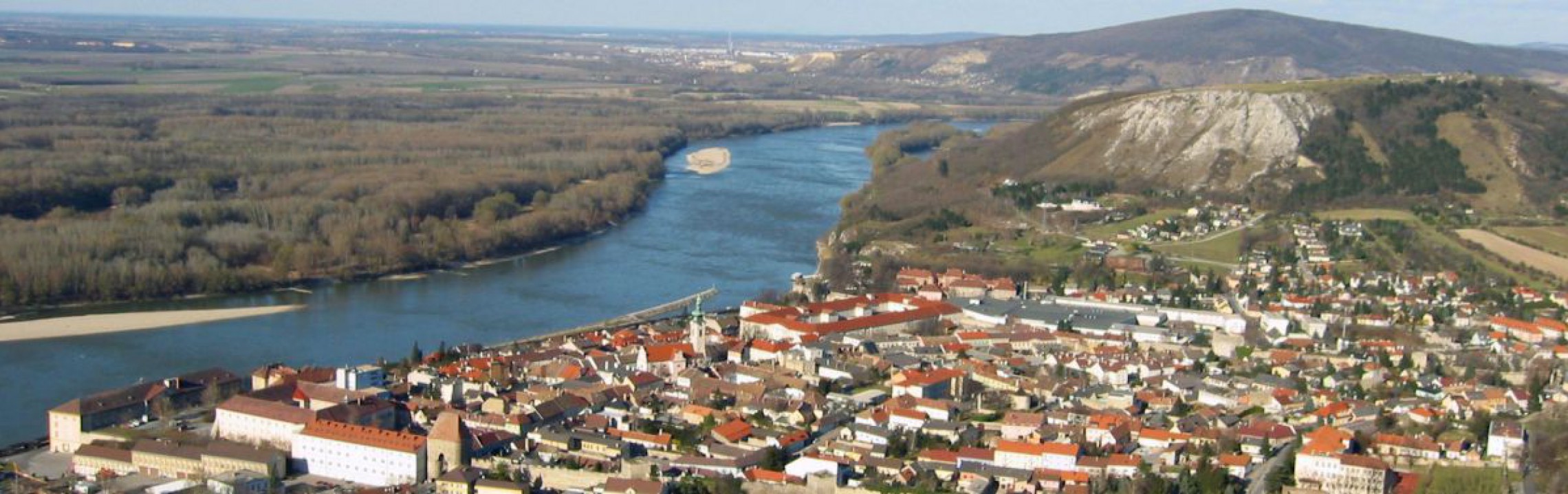 Blick auf Hainburg und Donau