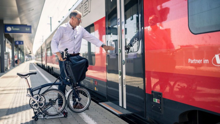 Umstieg vom Klapprad auf den Zug