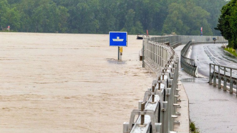 hochwasser_fotolia_81336006_m_gina_sanders